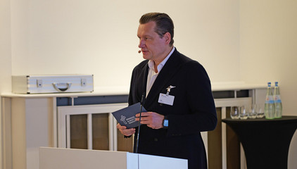 Christian Rilz, Geschäftsführer Albertinen Krankenhaus, spricht beim Einführungssymposium „Die Zukunft ist alt!“ von Priv.-Doz. Dr. Gödel, Chefarzt der Klinik für Geriatrie im Albertinen Zentrum für Altersmedizin im Albertinen Krankenhaus in Hamburg.