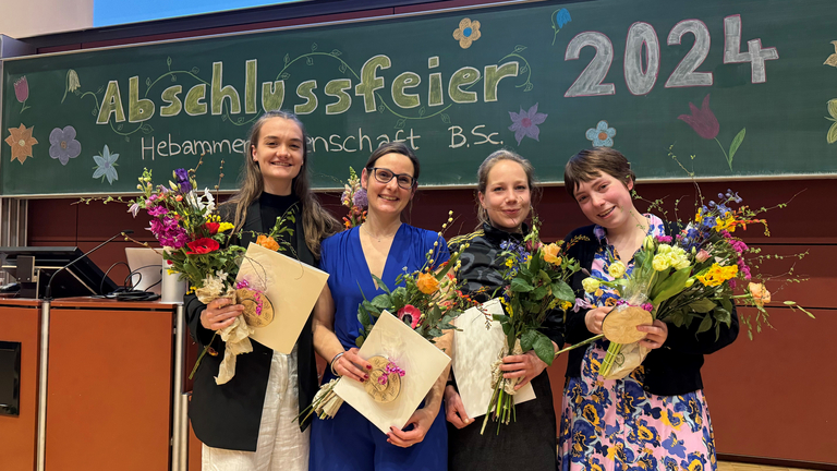 Jule, Charlotte, Hannah-Sophia und Helen beim Abschluss ihres Hebammensstudiums, Albertinen Geburtszentrum in Hamburg-Schnelsen