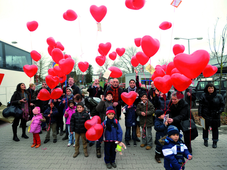 Gruppenbild von am Herzen operierter afghanischer Kinder des Projektes "Herzbrücke" der Albertinen-Stiftung