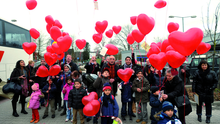 Gruppenbild von am Herzen operierter afghanischer Kinder des Projektes "Herzbrücke" der Albertinen-Stiftung