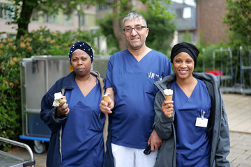 Pflegekräfte des Albertinen Krankenhauses genießen Eis beim Mitarbeiterevent „Let’s have lunch“ – Dankeschön-Aktion zur Förderung von Mitarbeiterzufriedenheit und Teamgefühl.