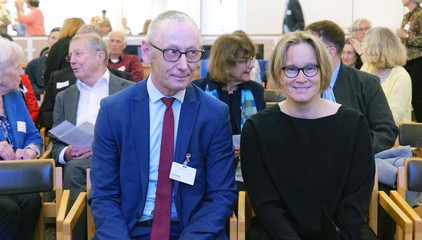 Ralf Zastrau sitzt in den Stuhlreihen neben Hamburgs Sozialsenatorin Melanie Schlotzhauer bei der Jubiläumsveranstaltung mit Symposium und einer Dankesveranstaltung zum 25-jährige Bestehen der LUCAS Langzeit-Kohortenstudie im Hamburger Albertinen Haus und Kirche am Albertinen Krankenhaus..