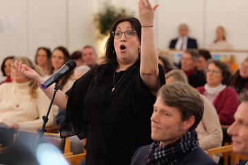 Solistin des Gospelchors der Immanuel Albertinen Diakonie singt ausdrucksstark bei der Weihnachtsfeier Solistin des Gospelchors der Immanuel Albertinen Diakonie singt ausdrucksstark bei der Weihnachtsfeier