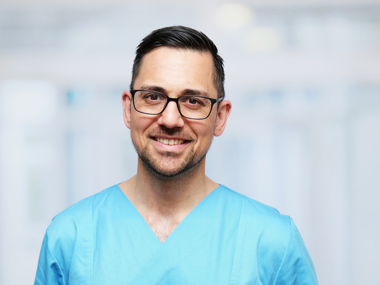 Portraitfoto Dr. Ammar Moubayed, Leiter Sektion für Angiologie in der Klinik für Gefäß- und endovaskuläre Chirurgie im Albertinen Herz- und Gefäßzentrum am Standort Albertinen Krankenhaus