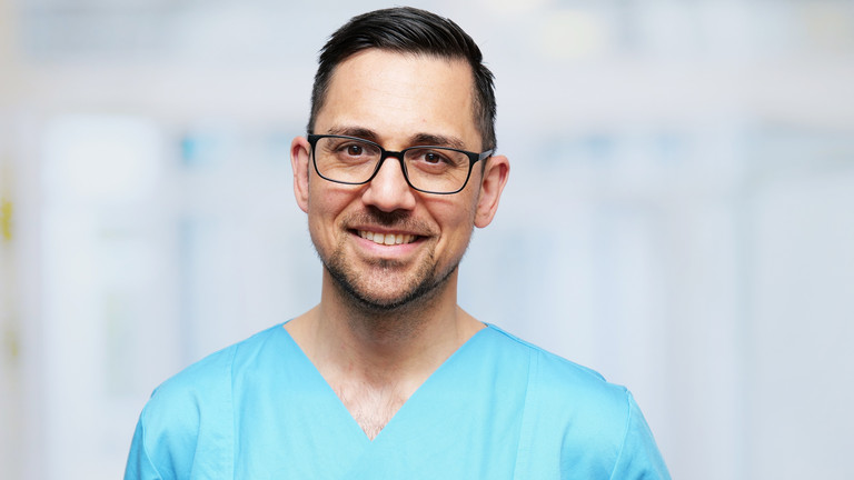 Portraitfoto Dr. Ammar Moubayed, Leiter Sektion für Angiologie in der Klinik für Gefäß- und endovaskuläre Chirurgie im Albertinen Herz- und Gefäßzentrum am Standort Albertinen Krankenhaus Portraitfoto Dr. Ammar Moubayed, Leiter Sektion für Angiologie in der Klinik für Gefäß- und endovaskuläre Chirurgie im Albertinen Herz- und Gefäßzentrum am Standort Albertinen Krankenhaus