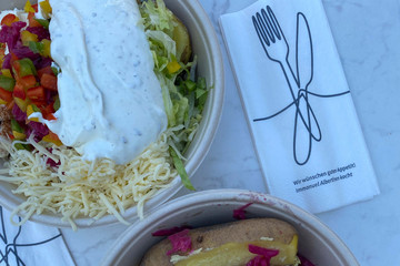 Kumpir mit verschiedenen Beilagen und Dip bei der Mitarbeitendenaktion „Let’s have lunch“ im Albertinen Krankenhaus.