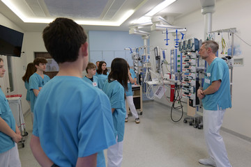 Schülerinnen und Schüler besichtigen einen Operationssaal im Albertinen Krankenhaus beim Girls' und Boys'Day 2025