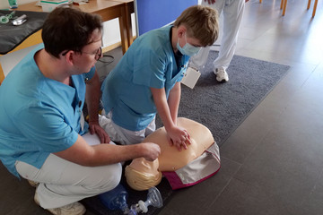 Schüler bei einer Reanimationsübung mit einer Puppe im Albertinen Krankenhaus beim Girls' und Boys'Day 2025