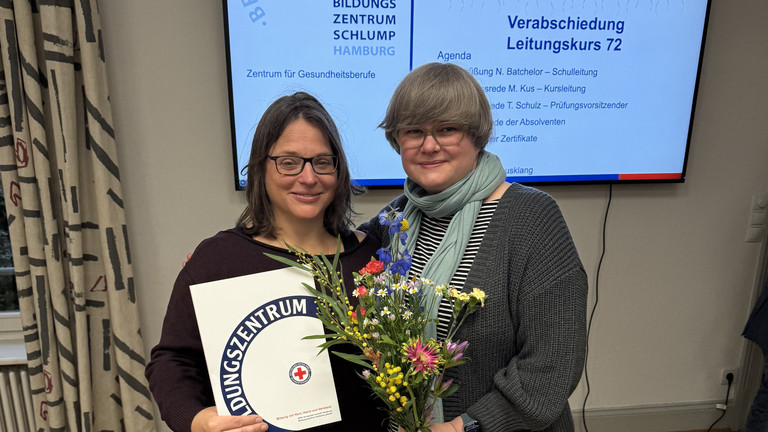 Katrin Vorreyer, stellvertretende leitende Hebamme im Albertinen Geburtszentrum, und Clarissa Richter, leitende Hebamme, bei der Verabschiedung des Leitungskurses 72 am Bildungszentrum Schlump in Hamburg Katrin Vorreyer, stellvertretende leitende Hebamme im Albertinen Geburtszentrum, und Clarissa Richter, leitende Hebamme, bei der Verabschiedung des Leitungskurses 72 am Bildungszentrum Schlump in Hamburg