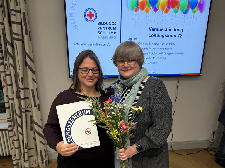 Katrin Vorreyer, stellvertretende leitende Hebamme im Albertinen Geburtszentrum, und Clarissa Richter, leitende Hebamme, bei der Verabschiedung des Leitungskurses 72 am Bildungszentrum Schlump in Hamburg Katrin Vorreyer, stellvertretende leitende Hebamme im Albertinen Geburtszentrum, und Clarissa Richter, leitende Hebamme, bei der Verabschiedung des Leitungskurses 72 am Bildungszentrum Schlump in Hamburg