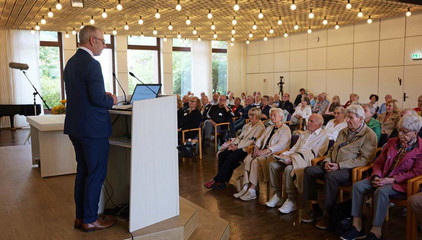 Ralf Zastrau spricht am Rednerpult zum Publikum bei der Jubiläumsveranstaltung mit Symposium und einer Dankesveranstaltung zum 25-jährige Bestehen der LUCAS Langzeit-Kohortenstudie im Hamburger Albertinen Haus und Kirche am Albertinen Krankenhaus..
