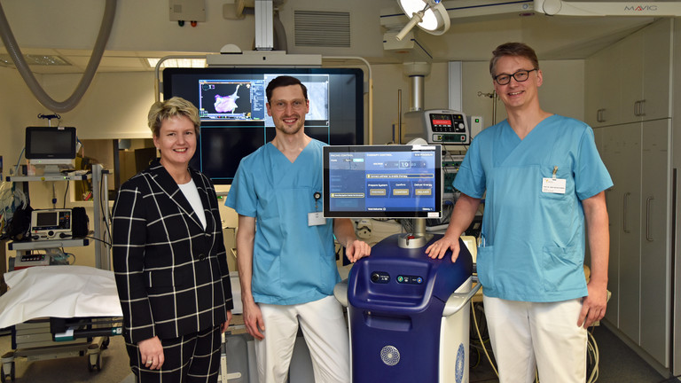 Dr. Sabine Pfeifer, Geschäftsführerin der Albertinen-Stiftung, Priv.-Doz. Dr. Benjamin Schäffer, Ärztlicher Leiter Elektrophysiologie, und Prof. Dr. Karsten Sydow, Chefarzt Klinik für Kardiologie im Albertinen Krankenhaus