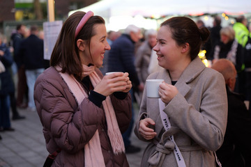 Zwei Besucherinnen unterhalten sich bei Punsch auf dem Weihnachtsmarkt der Immanuel Albertinen Diakonie Zwei Besucherinnen unterhalten sich bei Punsch auf dem Weihnachtsmarkt der Immanuel Albertinen Diakonie