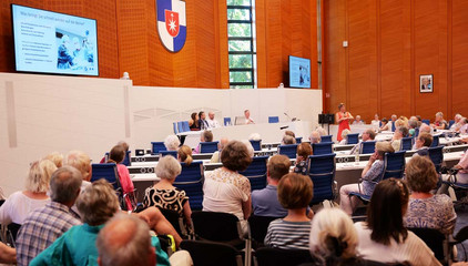 Blick über die besetzten Stuhlreihen im Sitzungssaal beim 1. Norderstedter Gelenktag für Betroffene und Interessierte zum Thema Arthrose im Rathaus Norderstedt.