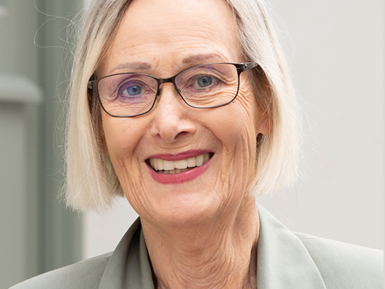 Portraitfoto von der Hamburger Psychologin und Bestsellerautorin Dr. Eva Wlodarek.