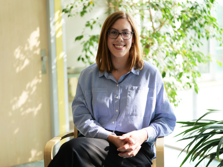 Martina Tamm, psychologische Psychotherapeutin in der Klinik für Psychiatrie und Psychotherapie des Albertinen Krankenhauses, sitzt in einem hellen Innenraum mit Pflanzen. Sie sprach im Podcast „Hamburger Klinikhelden“ über Psychokardiologie und das Zusammenspiel von Herz und Psyche.