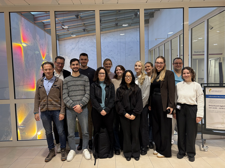 Eine Gruppe Studierender von der Medical School Hamburg bei ihrem Besuch gemeinsam mit ihrem Professor und dem Geschäftsführer des Albertinen Krankenhauses, Christian Rilz
