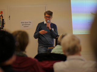 Prof. Dr. Sönke Arlt, Chefarzt für Psychiatrie im Albertinen Krankenhaus, referiert über Altersdepression und Behandlungsmöglichkeiten bei Winterdepression. Prof. Dr. Sönke Arlt, Chefarzt für Psychiatrie im Albertinen Krankenhaus, referiert über Altersdepression und Behandlungsmöglichkeiten bei Winterdepression.