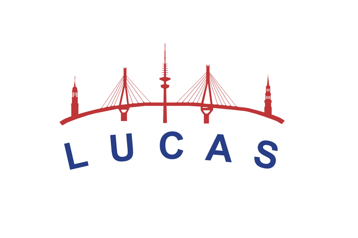 Logo des Projekts LUCAS (Longitudinale Urbane Cohorten-Alters-Studie) mit Schriftzug und einer stilisierten Darstellung Hamburger Wahrzeichen zum 25-jährigen Projektjubiläum mit dem Thema "Prävention für Selbstständigkeit im Alter – Wunschdenken oder realistische Perspektive?" im Albertinen Krankenhaus.