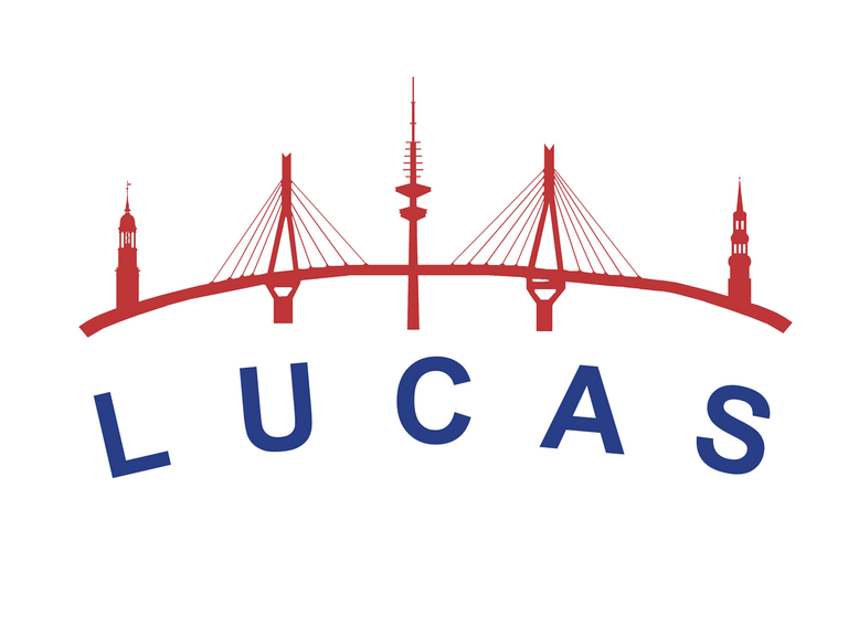Logo des Projekts LUCAS (Longitudinale Urbane Cohorten-Alters-Studie) mit Schriftzug und einer stilisierten Darstellung Hamburger Wahrzeichen zum 25-jährigen Projektjubiläum mit dem Thema "Prävention für Selbstständigkeit im Alter – Wunschdenken oder realistische Perspektive?" im Albertinen Krankenhaus.