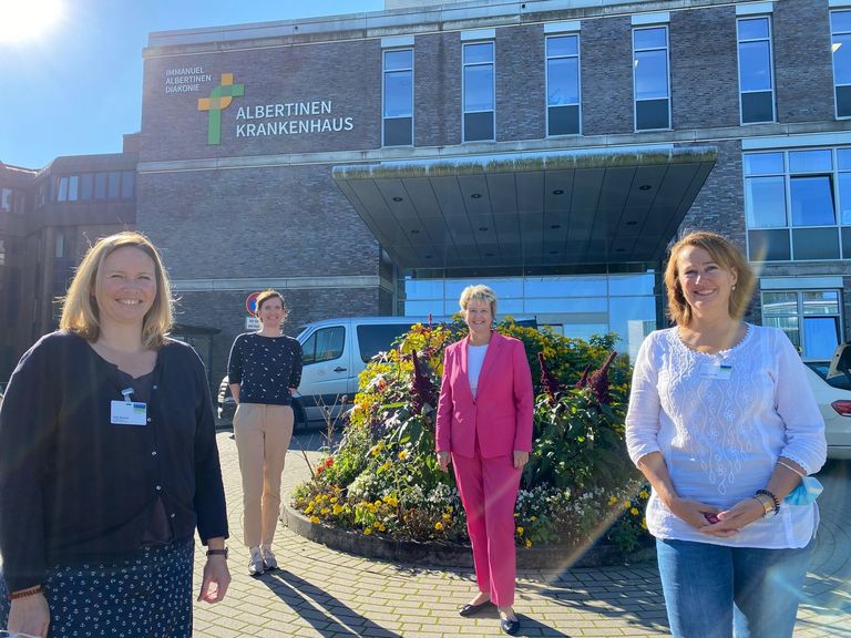 Urte Brandt, Ramona Lübcke, Dr. Sabine Pfeifer (Geschäftsführerin der Albertinen-Stiftung), Dagmar Breski (von links)