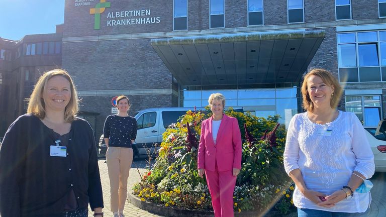 Albertinen Krankenhaus - Urte Brandt, Ramona Lübcke, Dr. Sabine Pfeifer (Geschäftsführerin der Albertinen-Stiftung), Dagmar Breski (von links) Urte Brandt, Ramona Lübcke, Dr. Sabine Pfeifer (Geschäftsführerin der Albertinen-Stiftung), Dagmar Breski (von links)