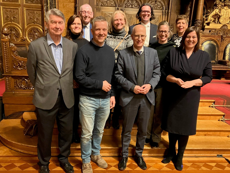 Gruppenbild beim Senatsempfang im Hamburger Rathaus für das Projekt "Digital dabei" des Albertinen Haus mit Peter Tschentscher und Katharina Fegebank