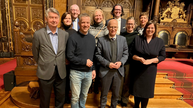 Gruppenbild beim Senatsempfang im Hamburger Rathaus für das Projekt "Digital dabei" des Albertinen Haus mit Peter Tschentscher und Katharina Fegebank