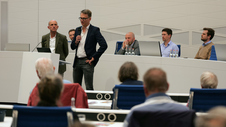 Prof. Dr. med. Karsten Sydow, Chairman Albertinen Herz- und Gefäßzentrum, spricht zum Publikum im Großen Sitzungssaal beim 3. Norderstedter Herz- und Gefäßtag im Rathaus Norderstedt.