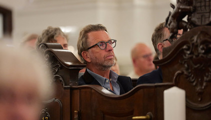 Zuschauer sitzen in den Besucherreihen im Kirchensaal beim 10. Herzbrücke-Benefizkonzert im Hamburger „Michel“ der Albertinen-Stiftung.