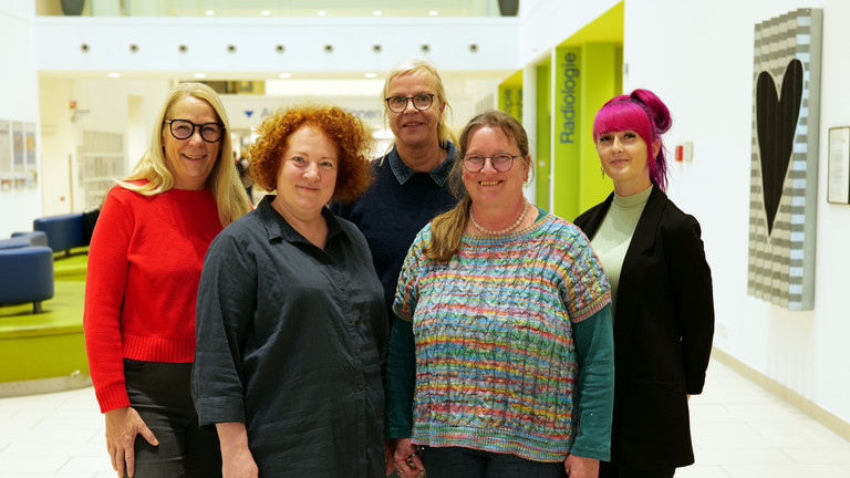 Gruppenbild in der Eingangshalle mit S. Frederico, Dr. T. Langefeld, I. Jung, P. Kuczinski, E. Heyden, Pain Nurses und Projektleiterin, Schmerztherapie, Erika und Ilse Töllke Stiftung, Albertinen-Stiftung, Albertinen Krankenhaus, Hamburg Gruppenbild Pain Nurses mit Projektleiterin in der Eingangshalle des Albertinen Krankenhauses mit S. Frederico, Dr. T. Langefeld, I. Jung, P. Kuczinski und E. Heyden