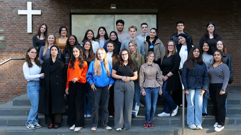 Gruppenfoto der neuen Pflege-Auszubildenden des Albertinen Krankenhauses auf einer Treppe vor dem Gebäudeeingang. Die Auszubildenden stehen in mehreren Reihen nebeneinander und blicken in die Kamera. Gruppenfoto der neuen Pflege-Auszubildenden des Albertinen Krankenhauses auf einer Treppe vor dem Gebäudeeingang. Die Auszubildenden stehen in mehreren Reihen nebeneinander und blicken in die Kamera.