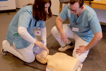 Eine Schülerin beatmet unter Anleitung eine Übungspuppe mit einer Sauerstoffmaske im Albertinen Krankenhaus beim Girls' und Boys'Day 2025