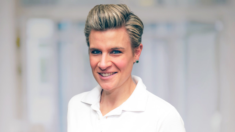 Portraitfoto Dr. Julia M. Reinke, Sektionsleiterin Endoprothetik, Klinik für Orthopädie und Unfallchirurgie im Albertinen Krankenhaus in Hamburg-Schnelsen