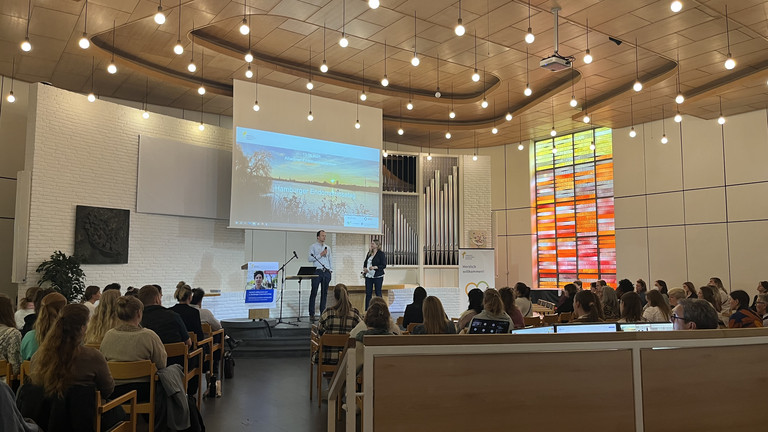 Blick über die Sitzreihen zur Bühne mit Leinwand in der Kirche am Krankenhaus beim zweiten Hamburger Endometriosetag 2025 der Klinik für Gynäkologie und Geburtshilfe im Albertinen Krankenhaus Blick über die Sitzreihen zur Bühne mit Leinwand in der Kirche am Krankenhaus beim zweiten Hamburger Endometriosetag 2025 der Klinik für Gynäkologie und Geburtshilfe im Albertinen Krankenhaus