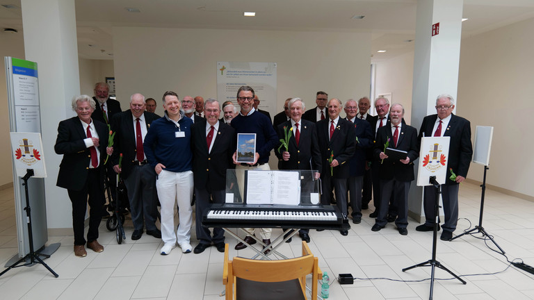 Volkschor Frohsinn aus Seestermühe und Herzpatient Reinhard Gülden nach Dankeskonzert im Albertinen Krankenhaus Hamburg