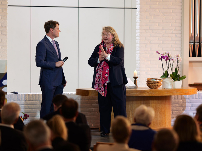 Andrea Wichmann im Gespräch mit Dr. Thorsten Minuth beim Festgottesdienst zum 119. Albertinen-Jahresfest der Immanuel Albertinen Diakonie.