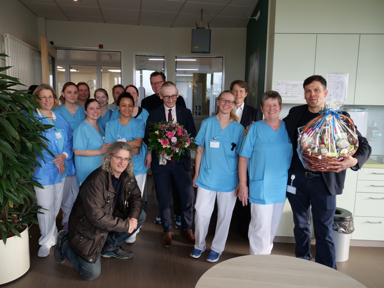 Kirsten Barth erhält zum 45-jährigen Dienstjubiläum im Albertinen Zentrum für Altersmedizin Blumen und Glückwünsche von Kolleginnen und Kollegen.