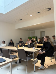Studierende der Medical School Hamburg sitzen in einem Vortragsraum im Albertinen Krankenhaus Hamburg