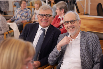 Gäste des Albertinen-Jahresfestes 2026 verfolgen den Festgottesdienst in der Kirche am Albertinen Krankenhaus Hamburg.
