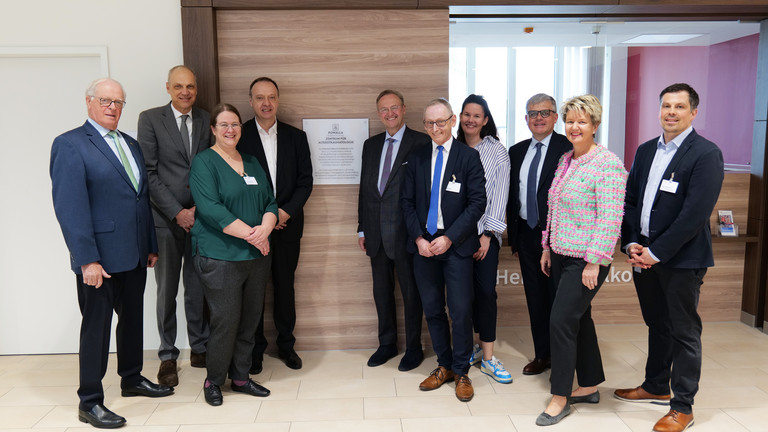 Gruppenfoto vor Gebäudesiegel Powalla Zentrum für Alterstraumatologie mit Vertreterinnen und Vertretern der G. u. L. Powalla Bunny’s Stiftung, Albertinen Stiftung, Immanuel Albertinen Diakonie und Albertinen Zentrum für Altersmedizin, Hamburg Gruppenfoto vor Gebäudesiegel Powalla Zentrum für Alterstraumatologie mit Vertreterinnen und Vertretern der G. u. L. Powalla Bunny’s Stiftung, Albertinen Stiftung, Immanuel Albertinen Diakonie und Albertinen Zentrum für Altersmedizin