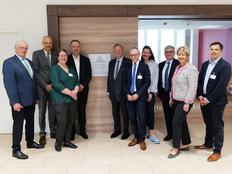Gruppenfoto vor Gebäudesiegel Powalla Zentrum für Alterstraumatologie mit Vertreterinnen und Vertretern der G. u. L. Powalla Bunny’s Stiftung, Albertinen Stiftung, Immanuel Albertinen Diakonie und Albertinen Zentrum für Altersmedizin