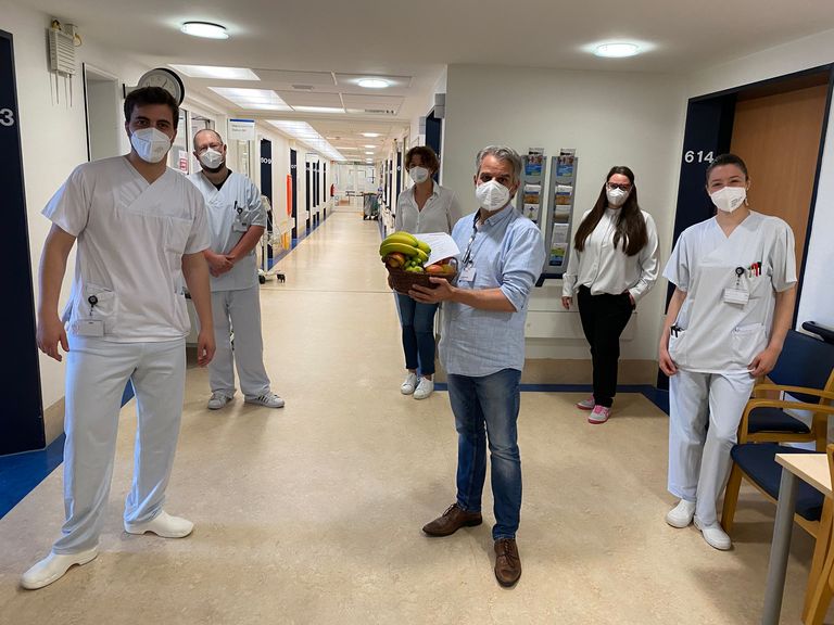 Albertinen Krankenhaus - Zum Tag der Pflegenden werden Obst-Körbchen auf den Stationen verteilt