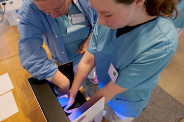 Schülerin beim Check der Händedesinfektion im Albertinen Krankenhaus beim Girls' und Boys'Day 2025