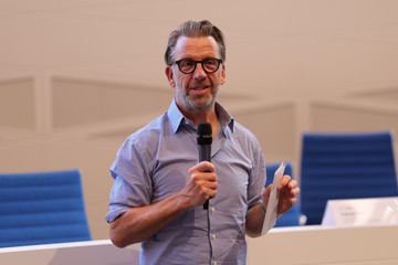 Prof. Dr. med. Thorsten Hanke spricht mit einem Mikrofon in der Hand beim 2. Norderstedter Herz- und Gefäßtag mit dem Albertinen Herz- und Gefäßzentrum Hamburg im Norderstedter Rathaus