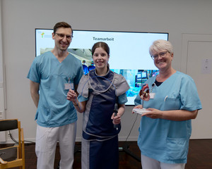 Priv.-Doz. Dr. med. Benjamin Schäffer (links), Leitender Arzt Elektrophysiologie am Albertinen Herz- und Gefäßzentrum in Hamburg-Schnelsen, und eine Praxisanleiterin mir eine Teilnehmerin, die einen Herzkatheter präsentiert.