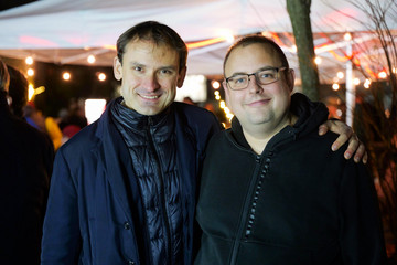 Zwei Besucher des Weihnachtsmarkts der Immanuel Albertinen Diakonie stehen lächelnd am Abend zusammen Zwei Besucher des Weihnachtsmarkts der Immanuel Albertinen Diakonie stehen lächelnd am Abend zusammen