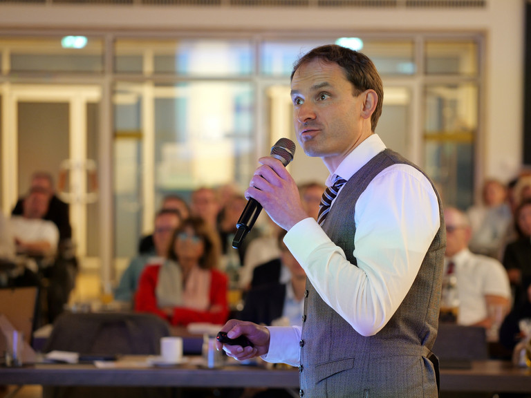 Priv.-Doz. Dr. Gödel, Chefarzt der Klinik für Geriatrie im Albertinen Zentrum für Altersmedizin im Albertinen Krankenhaus in Hamburg, spricht mit einem Mikrofon in der Hand zum Publikum bei seinem Einführungssymposium „Die Zukunft ist alt!“. Priv.-Doz. Dr. Gödel, Chefarzt der Klinik für Geriatrie im Albertinen Zentrum für Altersmedizin im Albertinen Krankenhaus in Hamburg, spricht mit einem Mikrofon in der Hand zum Publikum bei seinem Einführungssymposium „Die Zukunft ist alt!“.