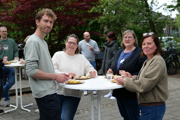Mitarbeitende des Albertinen Krankenhauses genießen gemeinsam die Mittagspause beim Team-Event „Let’s have lunch“ – Austausch, Kollegialität und Mitarbeiterbindung stärken das Miteinander.
