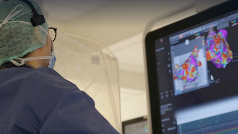 PD Dr. Benjamin Schäffer, Leitender Arzt Elektrophysiologie im Albertinen Herz- und Gefäßzentrum, blickt während einer Operation auf einen großen Monitor mit medizinischen Daten im Albertinen Krankenhaus in Hamburg PD Dr. Benjamin Schäffer, Leitender Arzt Elektrophysiologie im Albertinen Herz- und Gefäßzentrum, blickt während einer Operation auf einen großen Monitor mit medizinischen Daten im Albertinen Krankenhaus in Hamburg